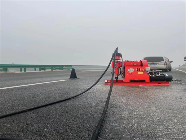 香格里拉马路路基路面开裂下沉注浆加固灌浆